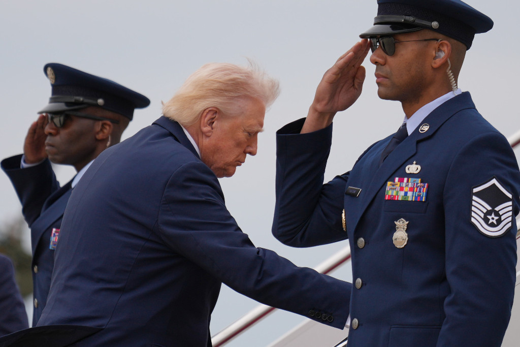 Donald Trump på väg in i Air Force One.