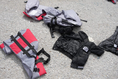 Flytvästar på marken.