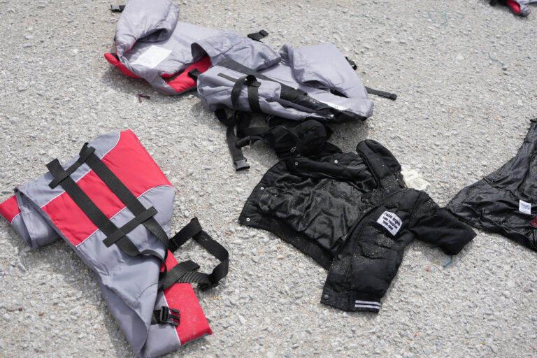 Flytvästar på marken.