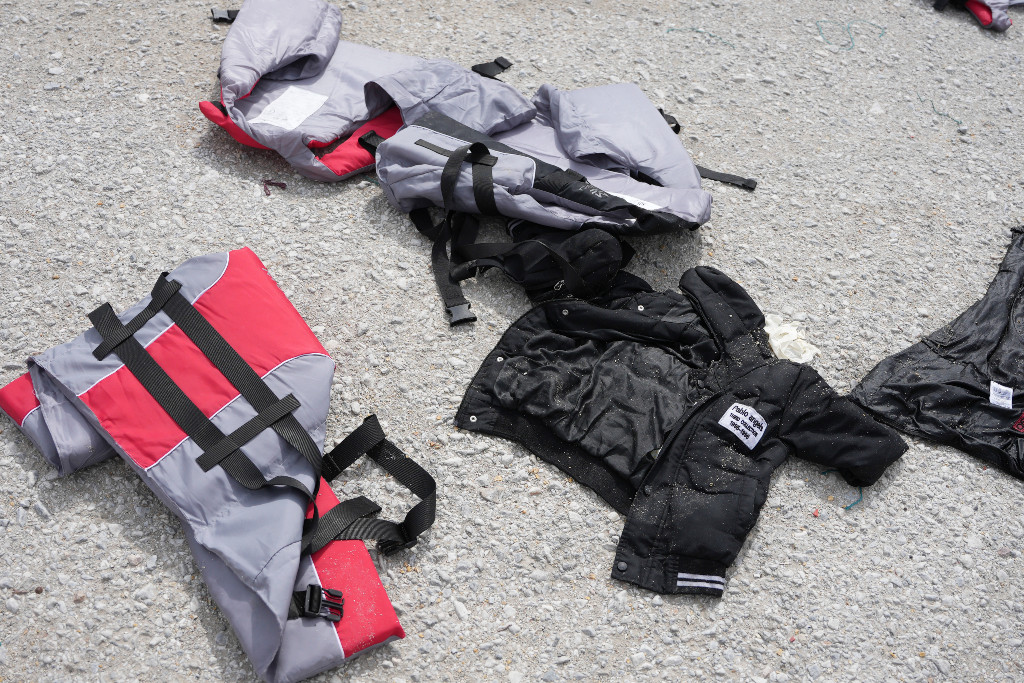 Flytvästar på marken.