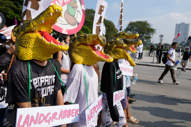 Folk demonstrerar i krokodlmasker.