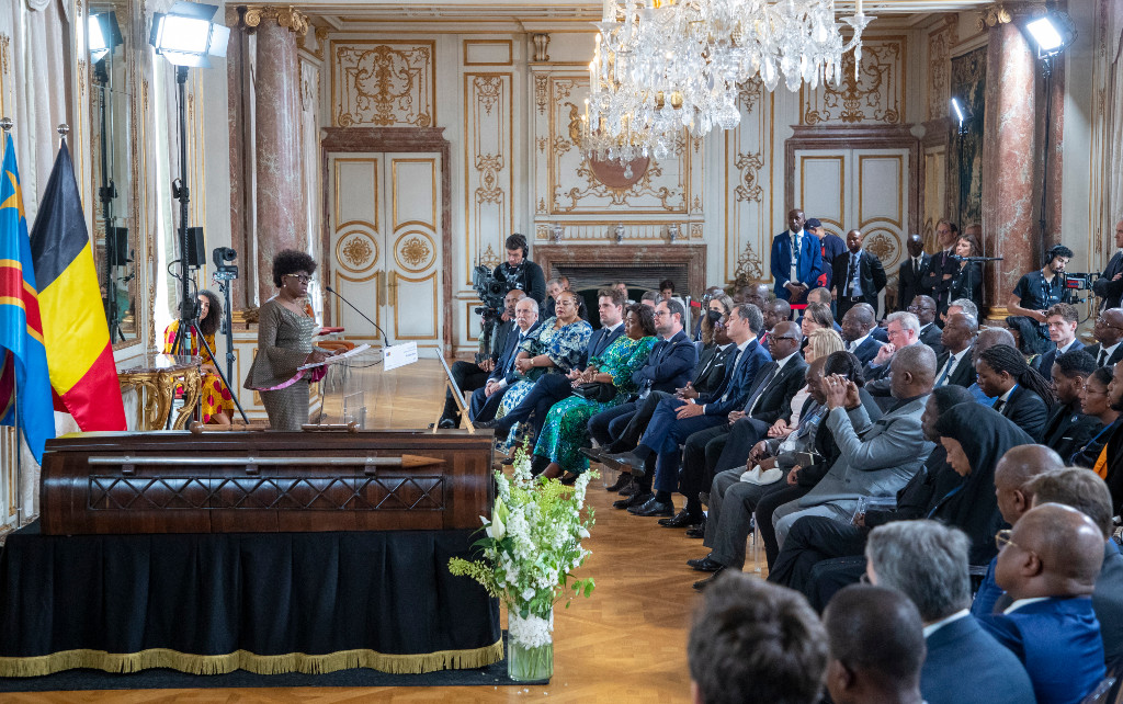 Juliana Lumumba talar inför folk.