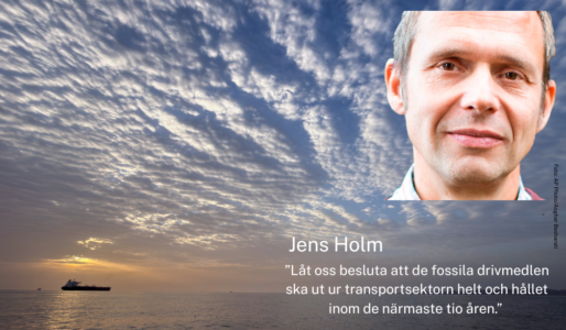 Jens Holm, i bakgrunden soluppgång bakom tanker i Hormuzssundet.