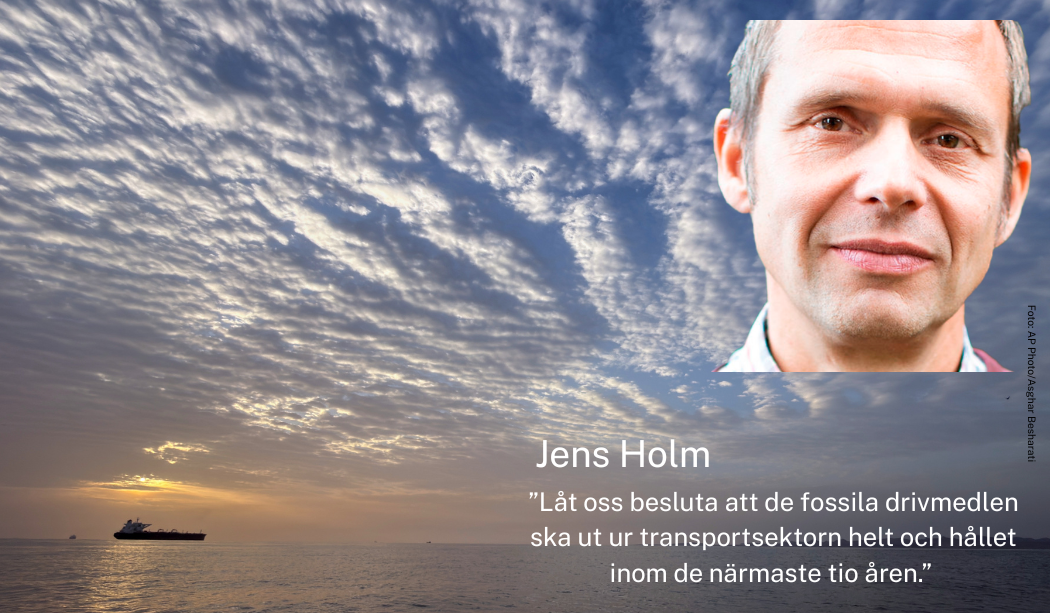 Jens Holm, i bakgrunden soluppgång bakom tanker i Hormuzssundet.