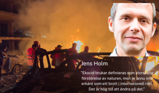 Jens Holm, i bakgrunden räddningsarbetare försöker släcka eld efter en israelisk attack i Beirut.