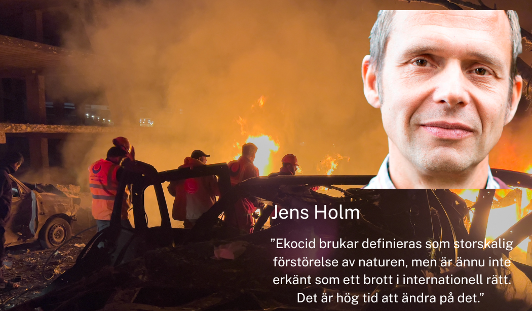 Jens Holm, i bakgrunden räddningsarbetare försöker släcka eld efter en israelisk attack i Beirut.