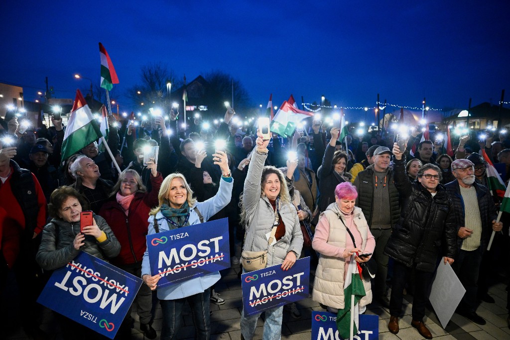 Demonstranter som stöder Tisza har plakat.