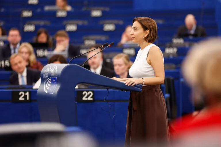 Evin Incir i talarstolen i EU-parlamentet.