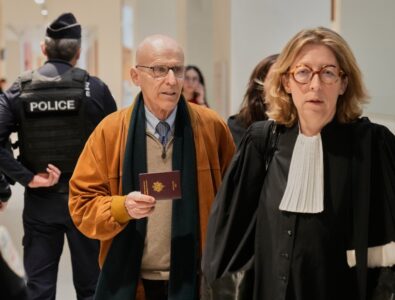 Christian Herrault i domstol. I bakgrunden ryggtavlan på en polis.