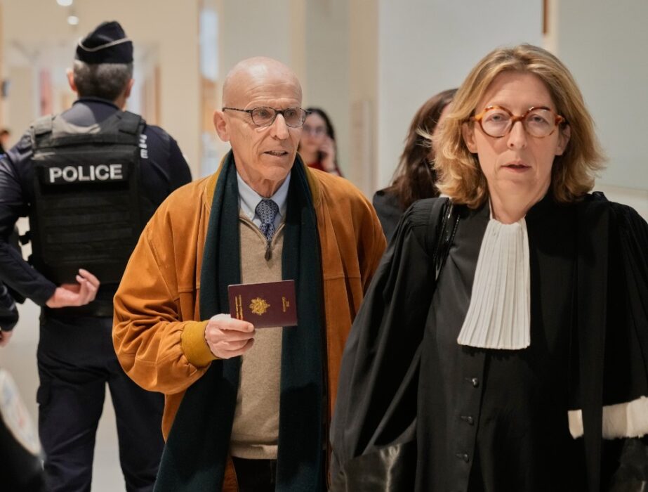 Christian Herrault i domstol. I bakgrunden ryggtavlan på en polis.