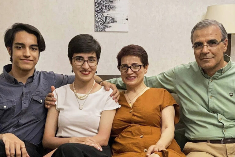 Nasrin Sotoudeh (andra från höger) med sin familj sonen Nima Khandan, dottern Mehraveh Khandan, och hennes man Reza Khandan i en soffa i sitt hem,