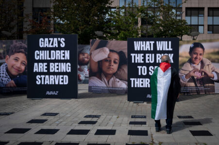 Stora bilder på barn i Gaza under en utställning.