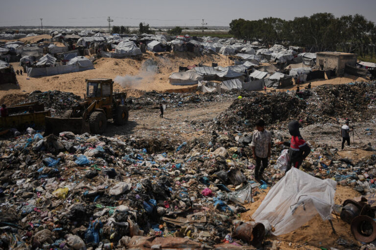 Palestinska barn på en soptipp intill ett tältläger i Gaza.