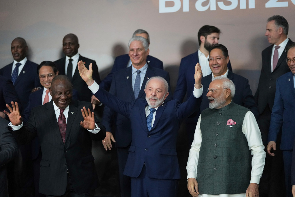 Manliga ledare från Bricländerna under ett toppmöte.