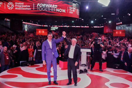 Pedro Sánchez och Luis Inacio Lula da Silva håller upp sina händer i en gemensam gest.