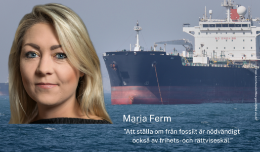 Maria Ferm, i bakgrunden tanker i Hormuzsundet.