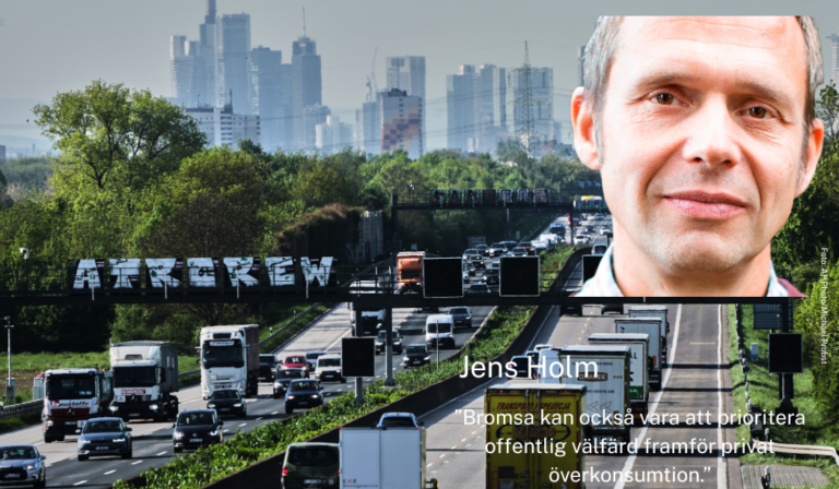 Jens Holm i förgrunden, biltrafik i bakgrunden.