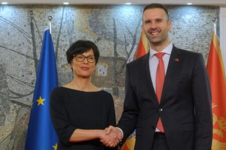 Marta Kos Milojlo Spajic, EU-flagga bakom.