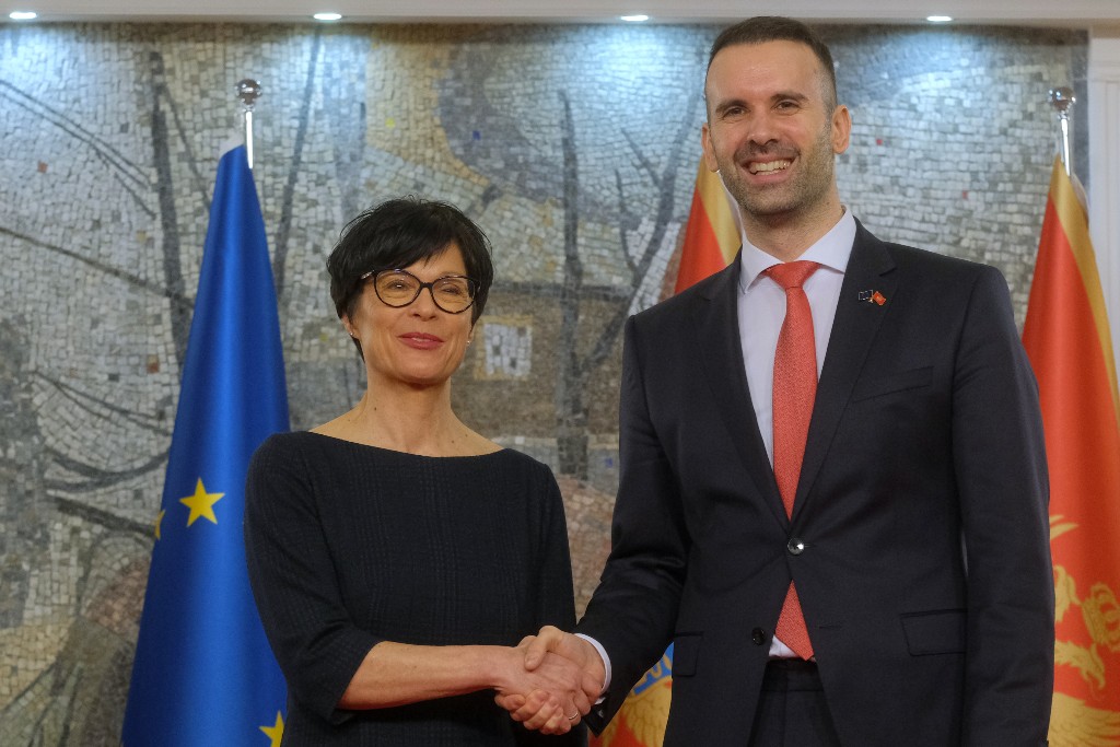 Marta Kos Milojlo Spajic, EU-flagga bakom.