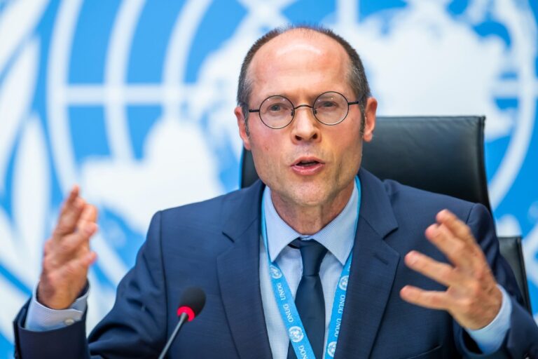 Olivier De Schutter gestikulerar, FN-logga bakom honom.