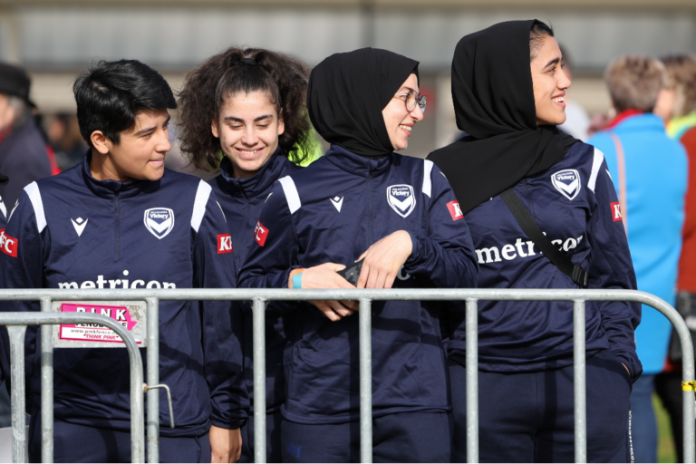 Afghanska fotbollsspelare i mörkblå ställ.