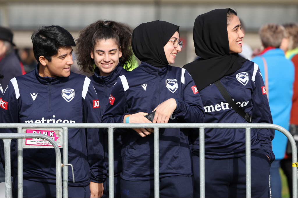 Afghanska fotbollsspelare i mörkblå ställ.