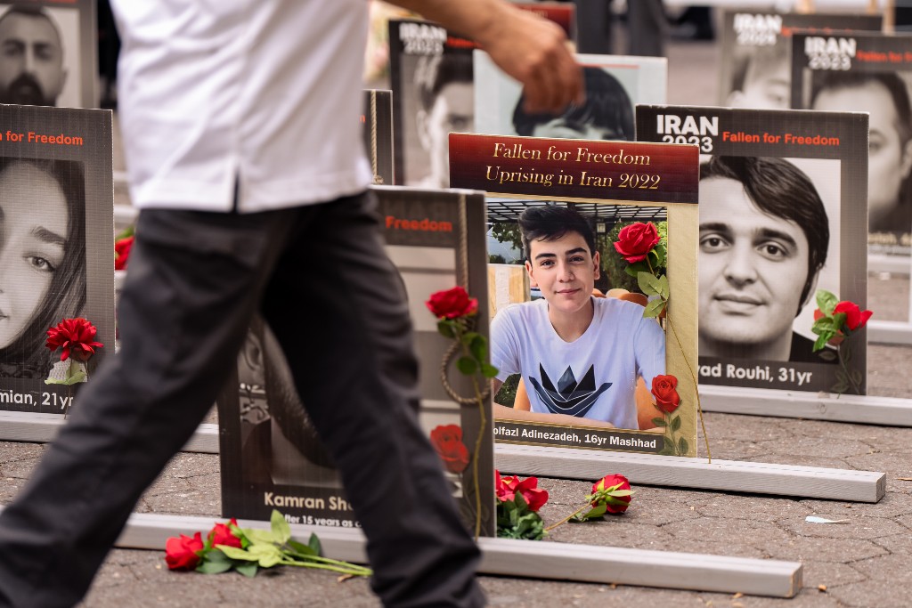 Bilder och berättelser om iranska politiska fångar som avrättats har satts upp utanför FN:s högkvarter i New York.