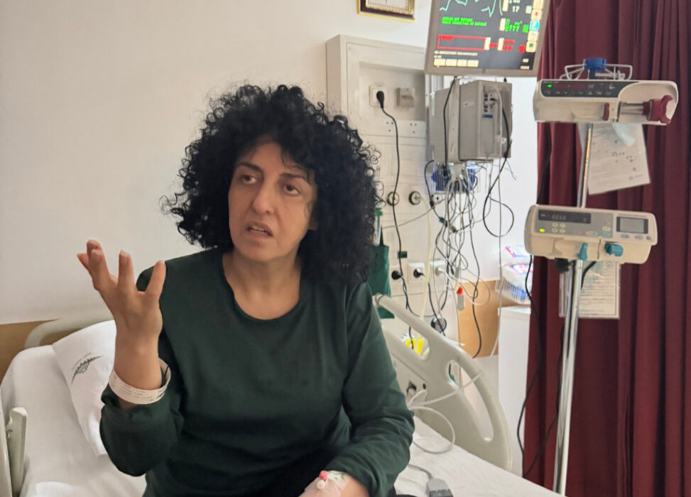 Narges Mohammadi i sjukhussäng.