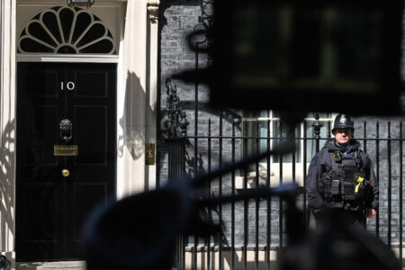Downing Street 10 med polis bredvid och kamera framför.
