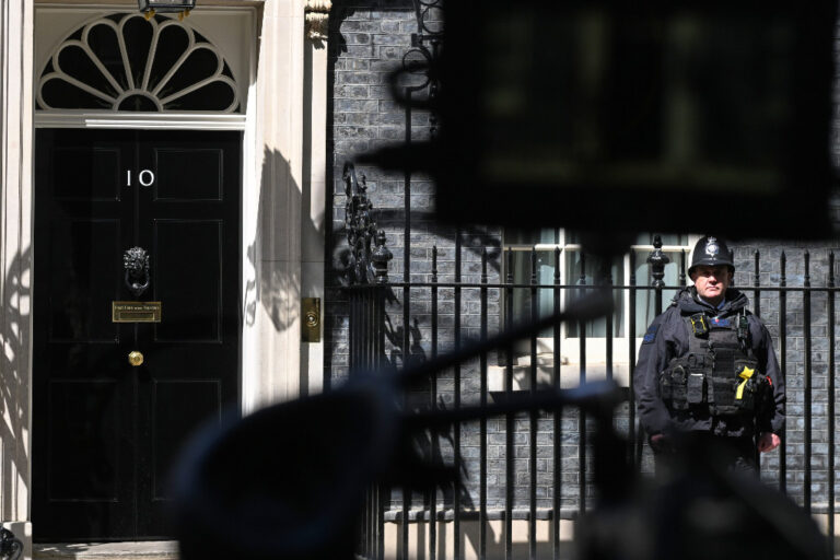 Downing Street 10 med polis bredvid och kamera framför.
