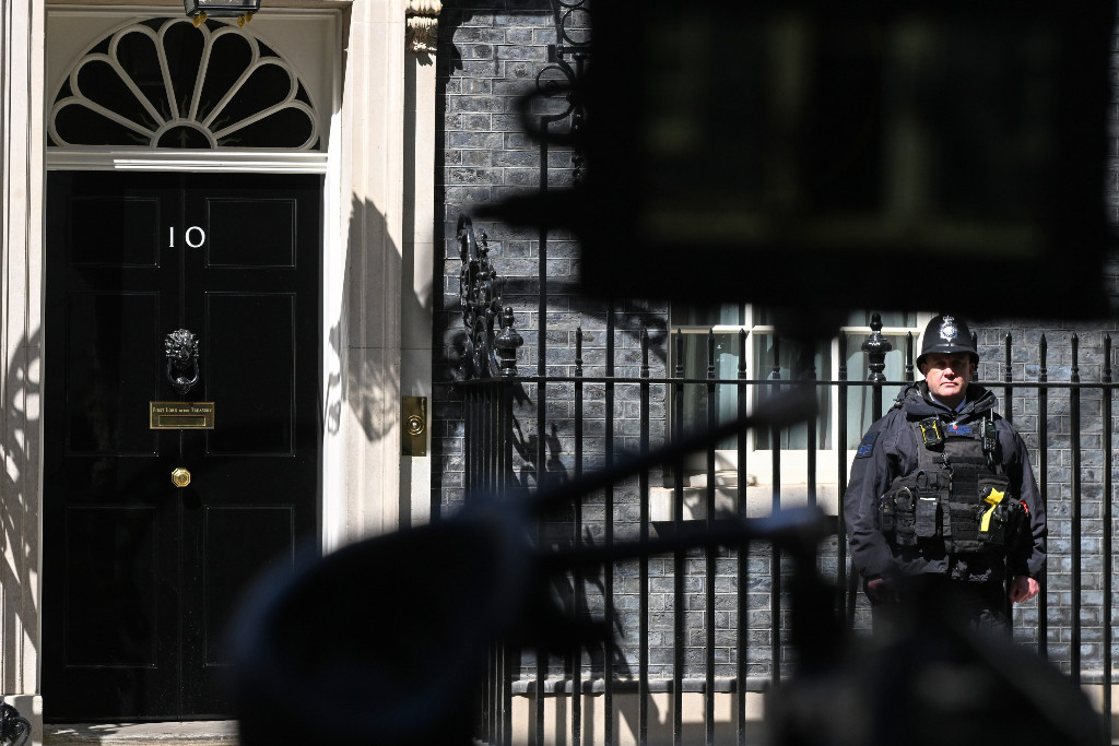 Downing Street 10 med polis bredvid och kamera framför.