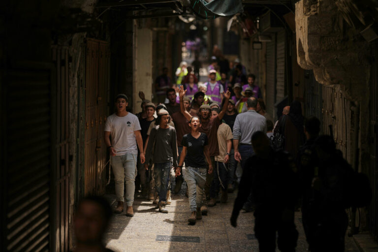 Unga israeliska nationalister i en gränd i gamla stan i Jerusalem.