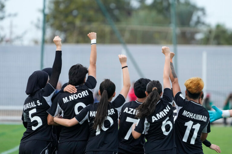 Ryggtavlor på flera spelare från Afghan Women United.