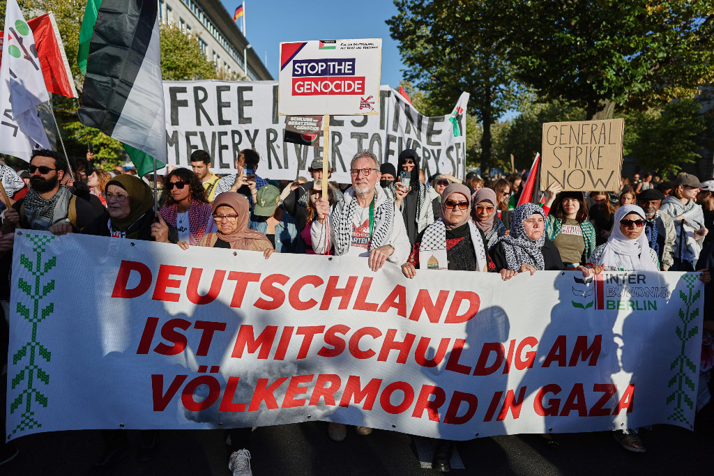 Demonstration i Tyskland med banderoller och plakat.