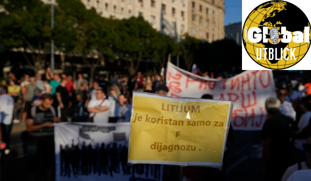 Demonstranter protesterar med banderoller.