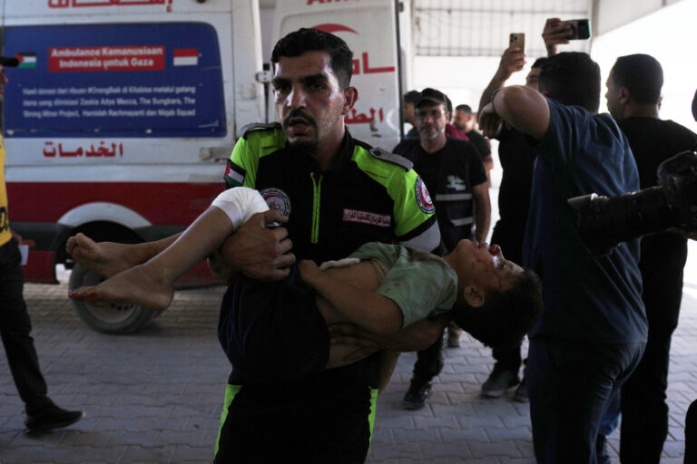 En dödad palestinsk pojke bärs in på sjukhus i Gaza City.