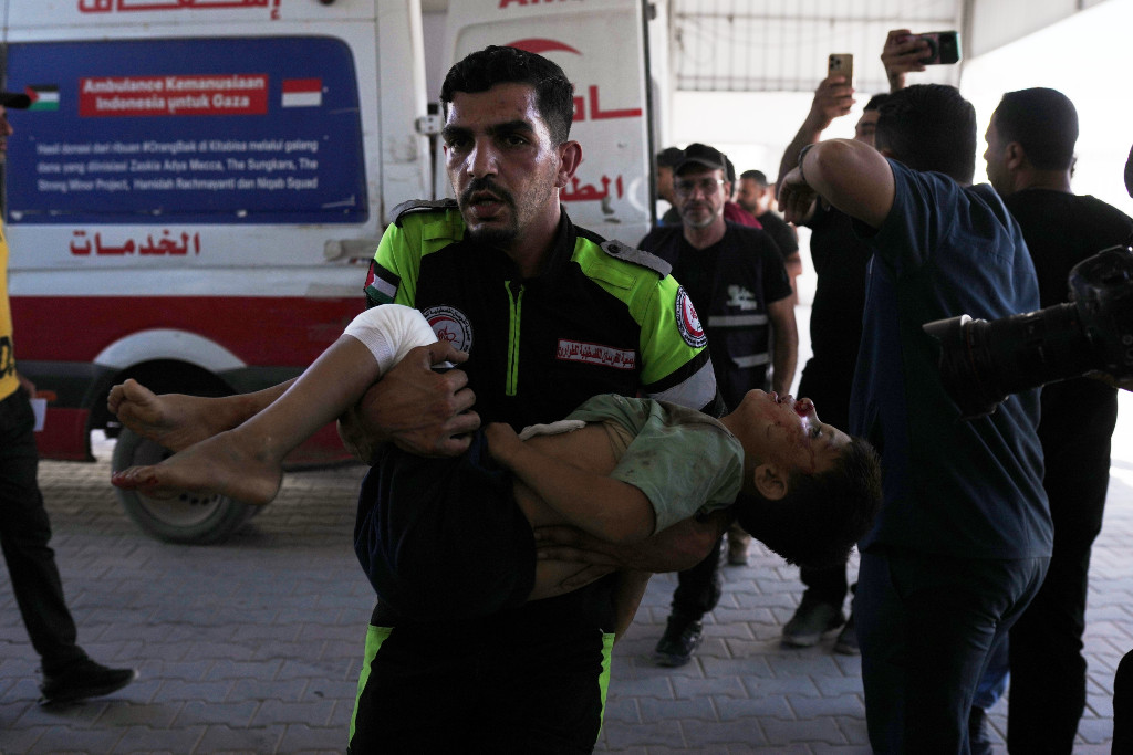 En dödad palestinsk pojke bärs in på sjukhus i Gaza City.