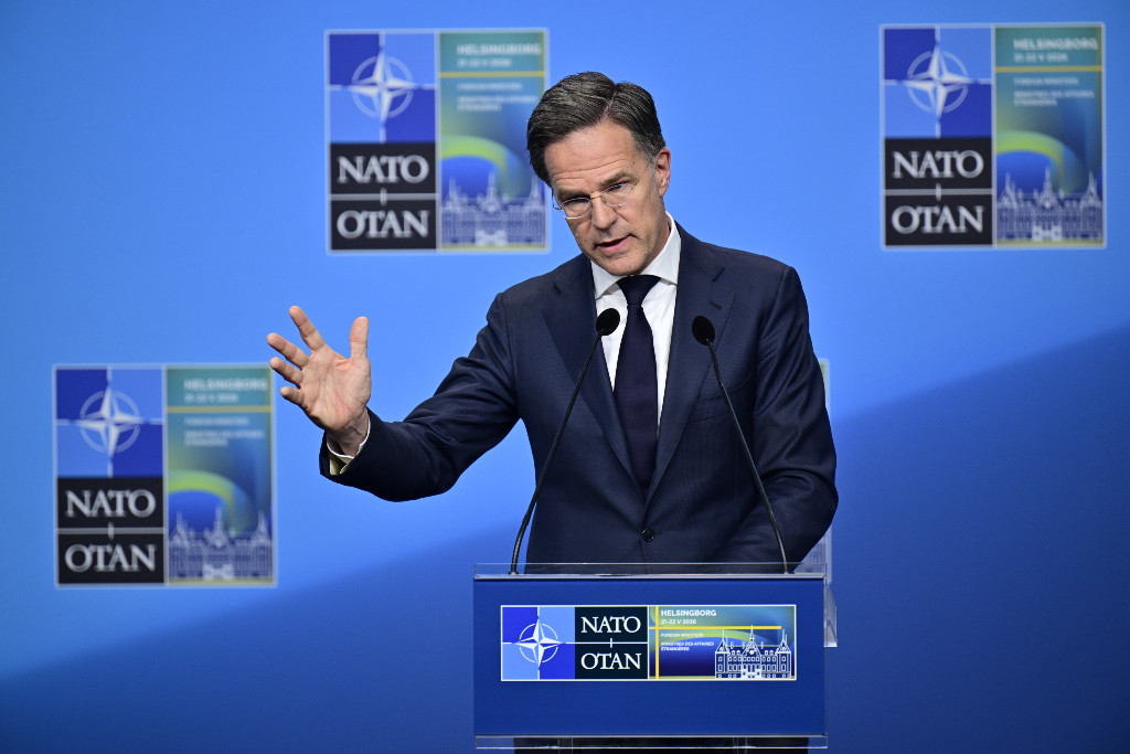 Mark Rutte vid talarstol.