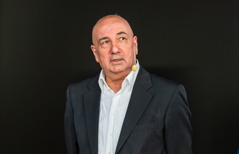 Kurdo Baksi i kavaj mot mörk bakgrund.