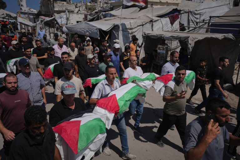 Sörjande bär på kistor insvepta i palestinska flaggor.
