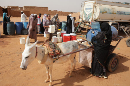 Människor hämtar vatten i Khartoum.