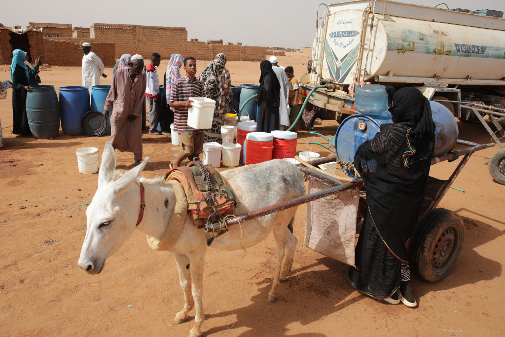 Människor hämtar vatten i Khartoum.