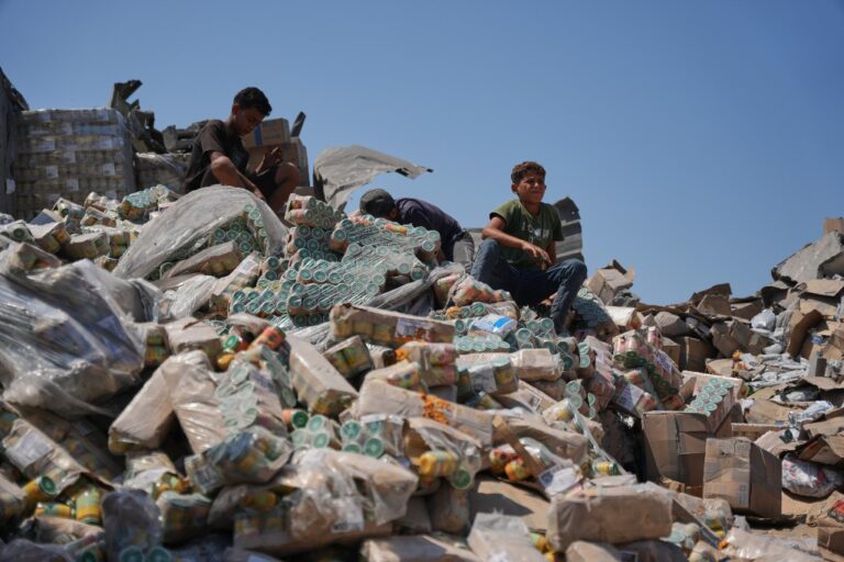 Palestinska barn sitter på rasmassor i Gaza.