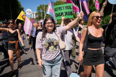 Personer manifesterar under Pride.