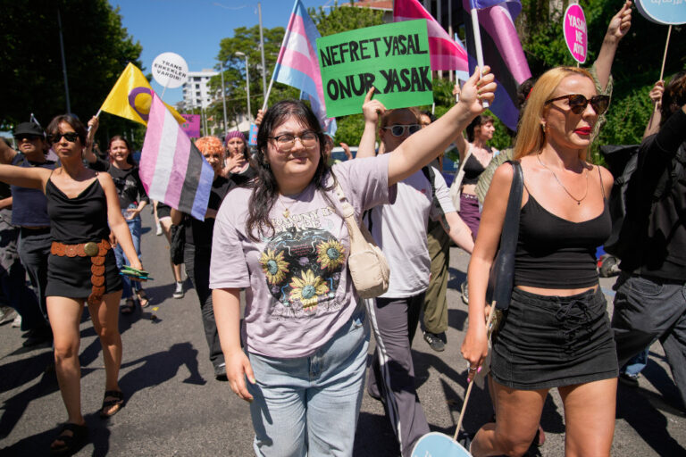 Personer manifesterar under Pride.