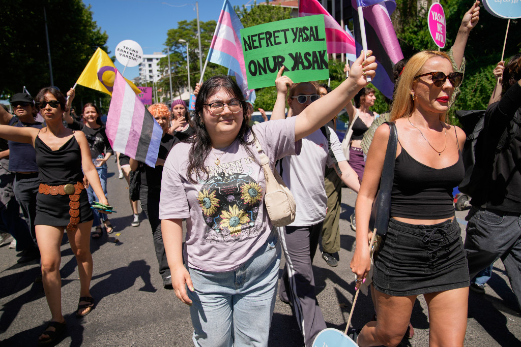 Personer manifesterar under Pride.