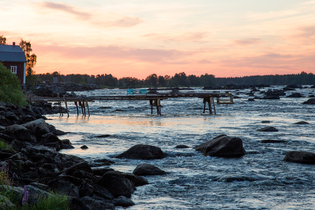 Torneälven i solnedgång.