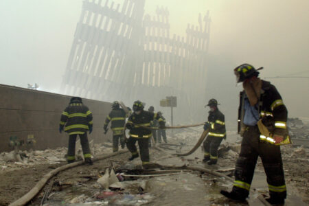 Brandmän i ruinerna den 11 september 2001 i New York.
