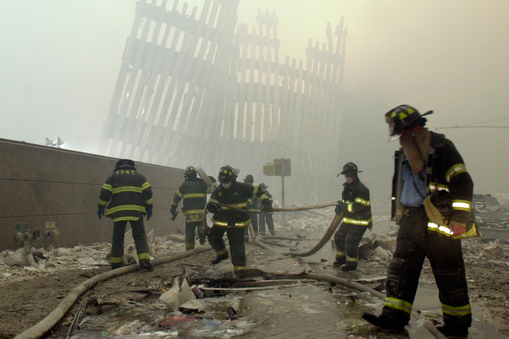 Brandmän i ruinerna den 11 september 2001 i New York.