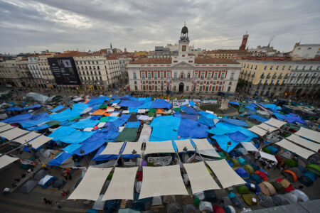Tältdukar uppspända på torg i Madrid.